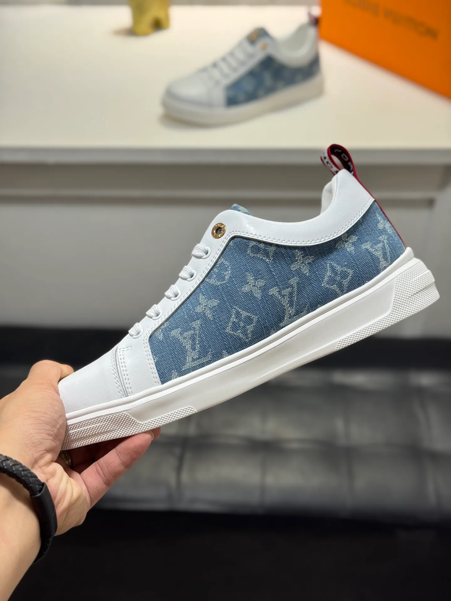 Men's shoes 💰400 [New model] 🌂🌂 Top quality original Louis Vuitton®️ Trendy and fashionable yet low-key men's casual shoes, LV cowhide embossed upper, comfortable and breathable, mesh lining, original rubber outsole, 2 colors available ~ a must-have for stylish men. Size: 38-44 (45 customized